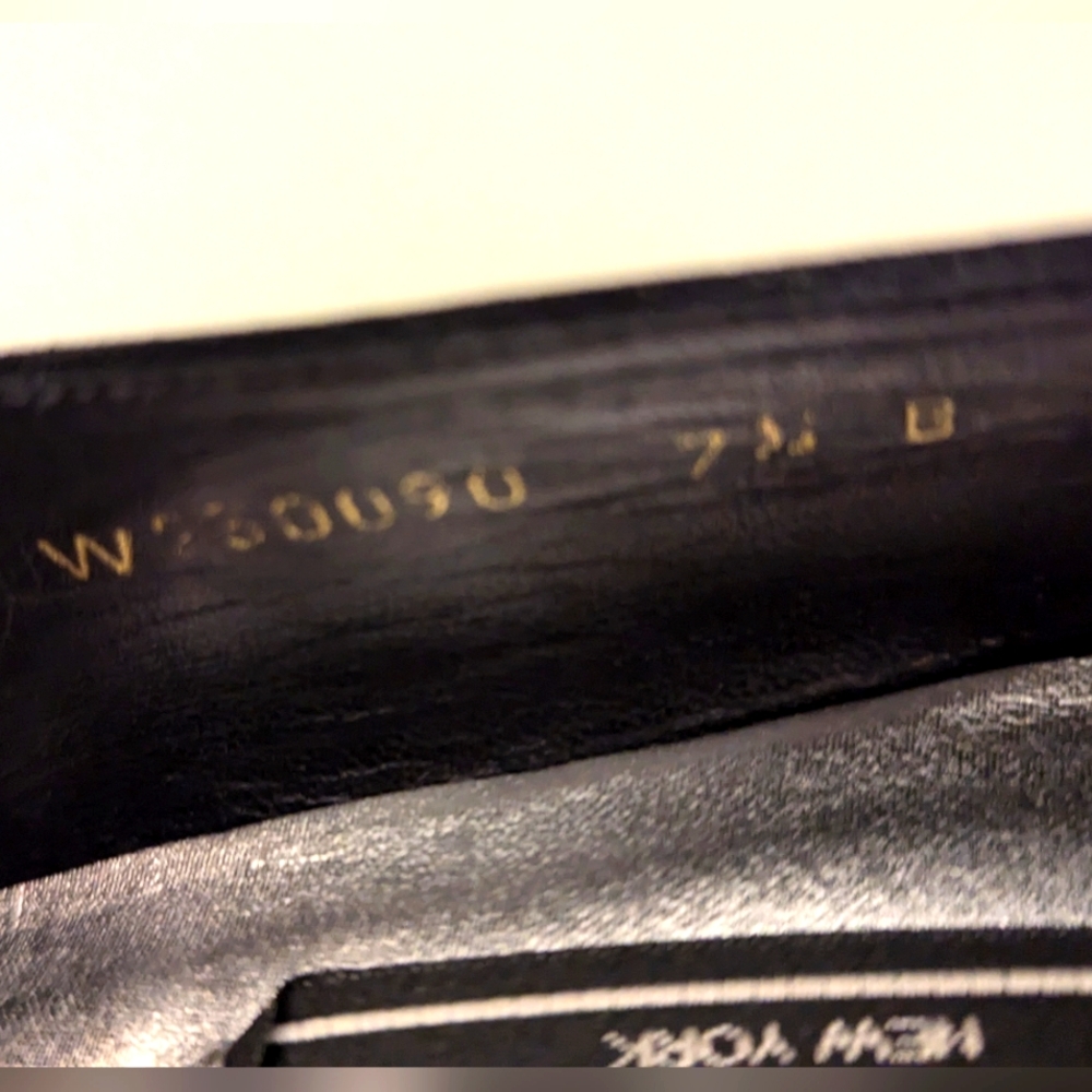 Stuart Weitzman, classic luxury, beautiful black pumps. 7 M - Picture 2 of 7